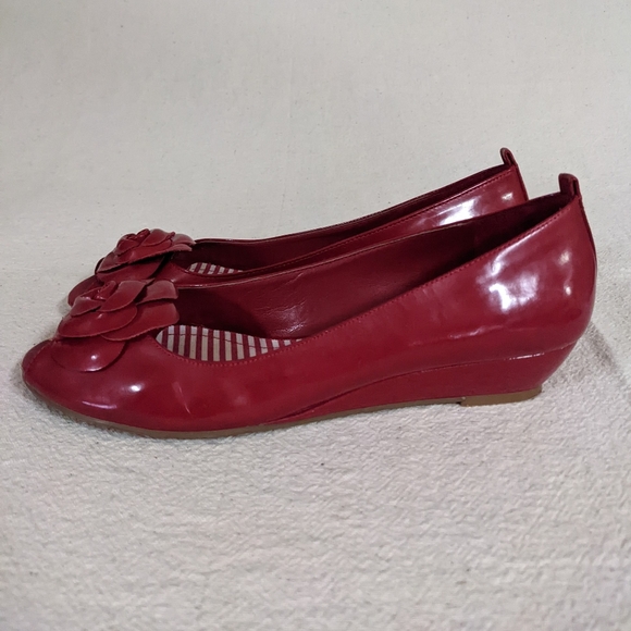 Red Slip On Sz 7 Flower Peep Toe Comfort Low Wedge Shiney Patent Coastal Grandma - Picture 14 of 16